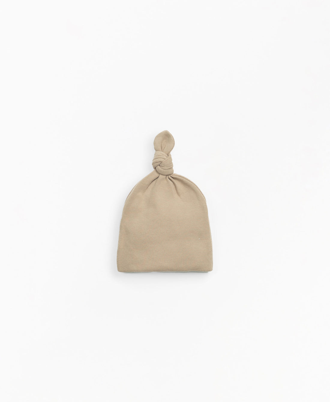 قبعة مع عقدة على القمة